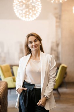 Modern Ofis Ayarlarında Profesyonel Kadın.