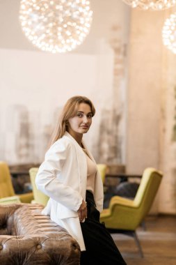 Şık Dekorlu Modern Kafede Zarif Kadın Pozu.