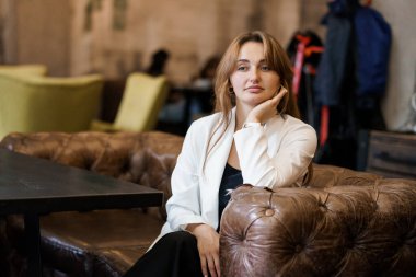 Çağdaş Kafe 'de Deri Koltuklu Zarif Kadın.