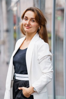 Şık Kıyafetli Zarif Kadın Açık Hava Pozisyonu.