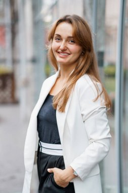 Modern Kentsel Ayarlarda Zarif Kadın Kameraya Gülümsüyor.
