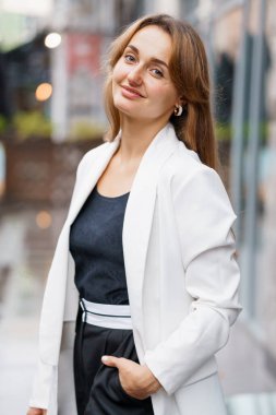 Kentsel Aydınlıkta Zarif Kadın Pozu.