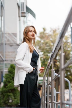 Şehir Merkezinde Modern Mimariyle Zarif Kadın.