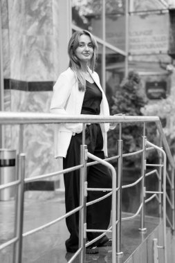 Şık Kadın Şehir Ayarlarında Zarif Poz Veriyor.