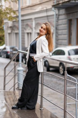 Modern Şehir Merkezinde Şık Genç Kadın.