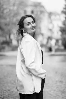 Siyah ve Beyaz Şehir Ortamında Gülümseyen Zarif Kadın.