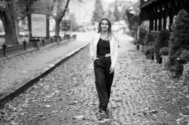 Yapraklı Çakıl Taşı Sokağında Zarif Kadın.