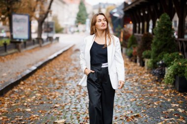 Şık Kıyafetlerle Sonbahar Caddesinde Yürüyen Şık Genç Kadın.