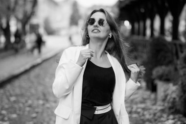 Siyah ve Beyaz Sonbahar Ayarı 'nda Gezintiden Hoşlanan Moda Kadını.