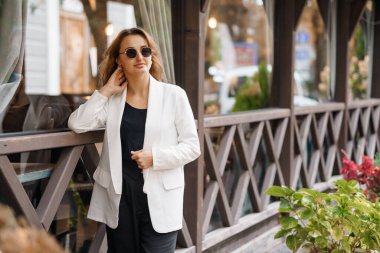 Beyaz Ceketli Zarif Kadın Açık Hava Poz Veriyor.