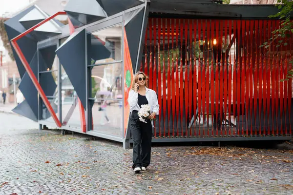 Mimari Arkaplanlı Modern Kentsel Moda.