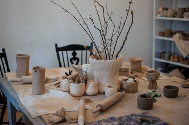 Clay Creation ve Natural Elements ile Serene Pottery Studio.