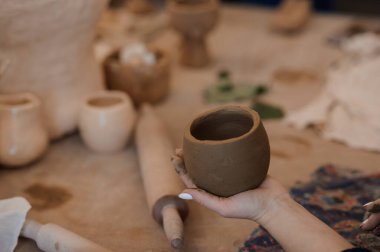 El Sanatları Geleneği: Bir Potter 'ın Elleri Zanaatkar Stüdyosunda Clay' i Şekillendiriyor.
