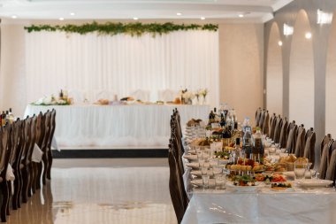 Şık Şölen Salonu Resmi Kutlama İçin Ayarlandı.