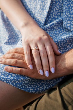 Romantik Hareket: Partnerinin Elinde Zarif Yüzükle Bir Gelinin Eli.