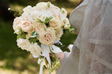 Yumuşak Pastel Gülleri ve Zarif Açık Hava Çiçekleriyle Zarif Gelinlik Buketi.