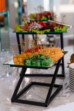 Renkli Aksanlarla Sanatsal Düzenlenmiş Gurme Peynir ve Şarküteri Gösterimi.