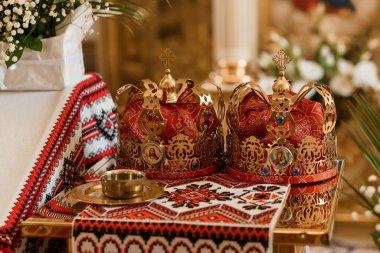 Dekoratif bir kumaş üzerinde geleneksel taçlar sergilendi.