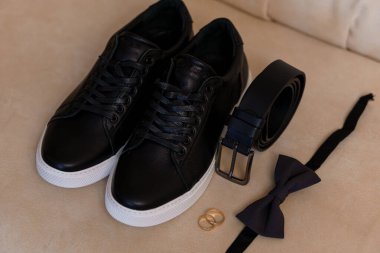 Siyah Spor Ayakkabı ve Aksesuarlı Zarif Damat Giysisi.