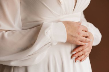 Zarif Kolları ve Yumuşak Elleri olan Zarif Beyaz Elbise.