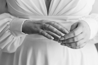 Zarif Takılarla Yumuşak Odaklı Zarif Gelin Elleri.