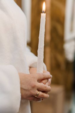 Parlak Ayar 'daki Aydınlık Mum ile Huzurlu Bir Yansıma Anı.