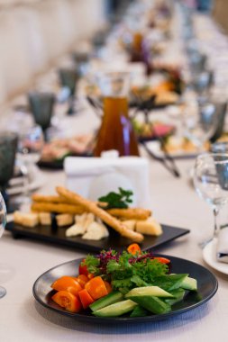 Taze sebze ve Tabaklarla Zarif Masa Ayarları.