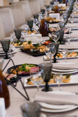 Zarif Bulaşıklar ve Dekorla Müsrif Bir Ziyafet İçin Zarif Yemek Masası.