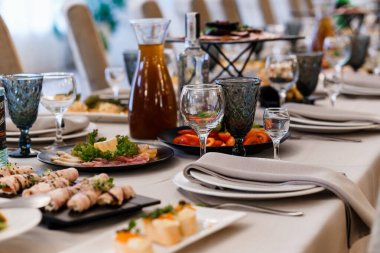 Gurme Tabaklarla Zarif Akşam Yemeği Yemekleri ve İçecekleri Yenileme.