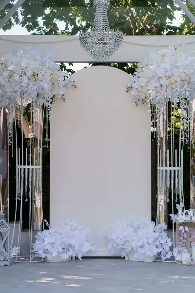 Crystal Chandelier ve Lush Dekor 'la zarif Beyaz Çiçek Düğün Töreni.