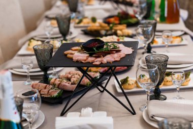 Nefis bir ziyafet masası Gurme Lezzetleriyle Savurgan bir kutlama için hazırlandı.