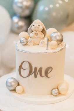 Sevimli Bir Yaş Pastası Tavşan Dekorasyonu ve Gümüş Aksanlı.