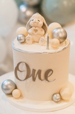 Sevimli Bir Yaş Pastası Tavşan Üstü ve Zarif Dekorasyonlar.