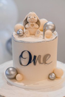 Tavşan Topper ile Zarif İlk Doğum Günü Pastası.