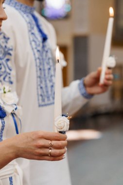 Mum Işıklı ve Geleneksel Giyimli Zarif Düğün Töreni.