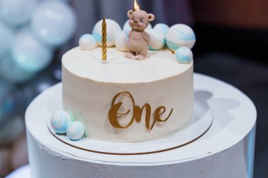 Altın Aksanlı ve Sevimli Ayıcıklı Sevimli Bir Yıllık Doğum Günü Pastası.