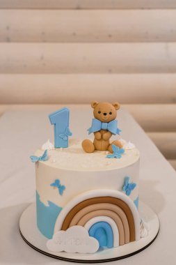 Oyuncak Ayı ve Pastel Dekorasyonlu Sevimli İlk Doğum Günü Pastası.