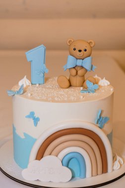 Ayı ve Gökkuşağı Dekorasyonlu Sevimli İlk Doğum günü Pastası.