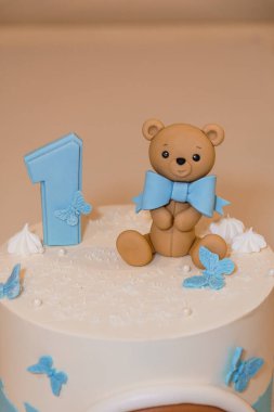 Ayı ve Mavi Dekorlu Sevimli İlk Doğum günü Pastası.