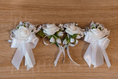 Ahşap Arkaplanda Saten Kurdeleli Zarif Beyaz Çiçek Çiçekleri.