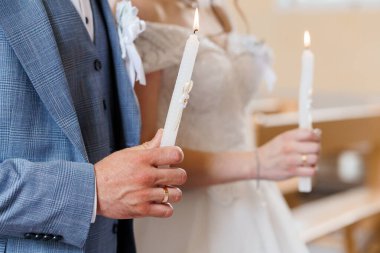 Mum Işığı Geleneğiyle Samimi Düğün Töreni.