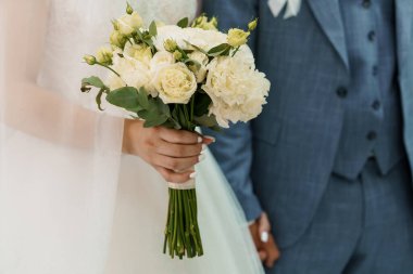 Gelin ve Damat Elleri ile Zarif Düğün Buketi.