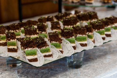 Çikolata ve Yeşil Katmanlı Lezzetli Pasta Sunumu.