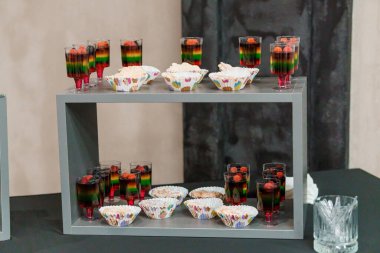 Katmanlı Jöle ve Kabarık Atıştırmalıklarla Renkli Tatlı Görüntüsü.