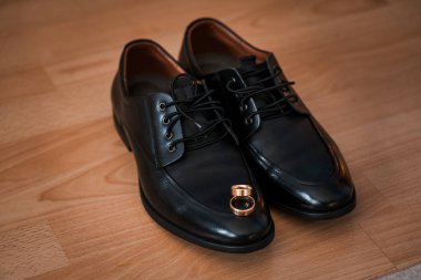 En üstte alyansı olan zarif resmi ayakkabılar..