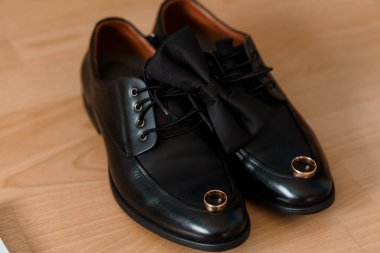 Bowtie ve Nikah Yüzükleriyle Zarif Erkek Elbiseleri.