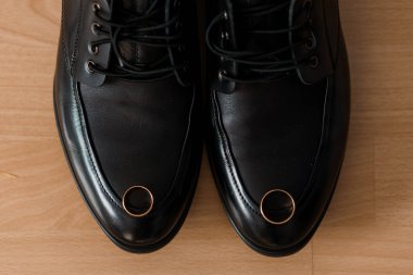 İpuçlarında alyanslar olan zarif siyah deri ayakkabılar..