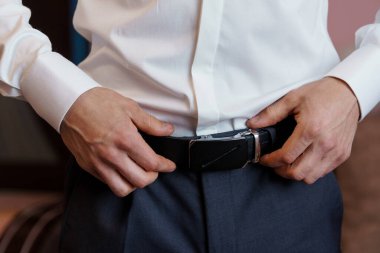 Zarif Adam Kemerini Terzi Takımında Ayarlıyor.