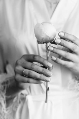 Çiçek Tutan Bir Kadının Zarif Siyah ve Beyaz Portresi.