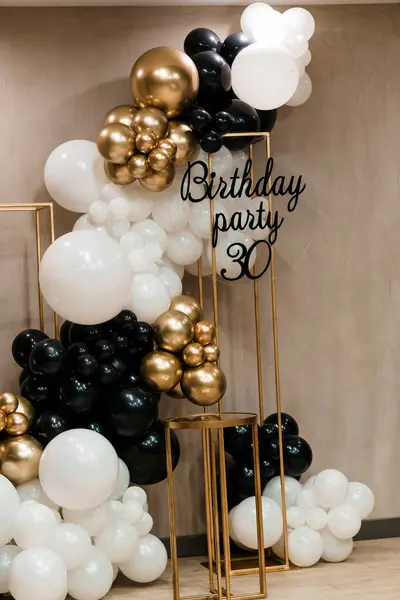 30. Doğum Günü Kutlaması için Zarif Balon Kemeri.